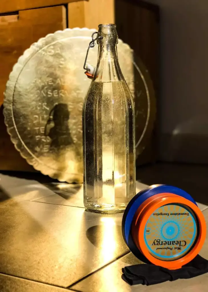 Energizzare l'acqua - caricarla con il Cleanergy e raggi solari